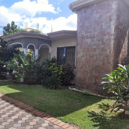 Cardamon Villa Is A 2 Bedroom With 1 Bathroom And Seperate Toilet Detached House With Ac And Swimming Pool , 5 Minutes Walk From Flic En Flac Public Beach 외부 사진