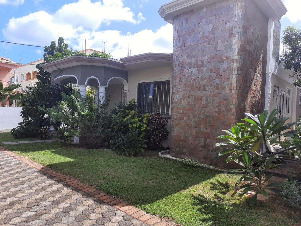 Cardamon Villa Is A 2 Bedroom With 1 Bathroom And Seperate Toilet Detached House With Ac And Swimming Pool , 5 Minutes Walk From Flic En Flac Public Beach 외부 사진
