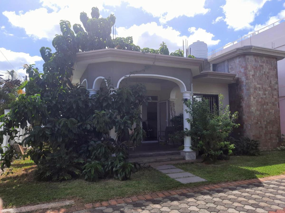 Cardamon Villa Is A 2 Bedroom With 1 Bathroom And Seperate Toilet Detached House With Ac And Swimming Pool , 5 Minutes Walk From Flic En Flac Public Beach 외부 사진