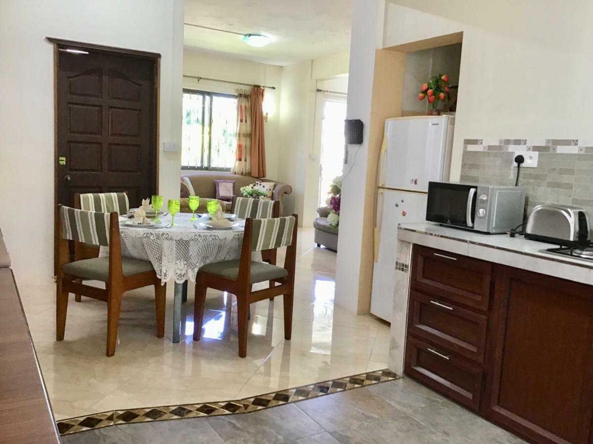 Cardamon Villa Is A 2 Bedroom With 1 Bathroom And Seperate Toilet Detached House With Ac And Swimming Pool , 5 Minutes Walk From Flic En Flac Public Beach 외부 사진