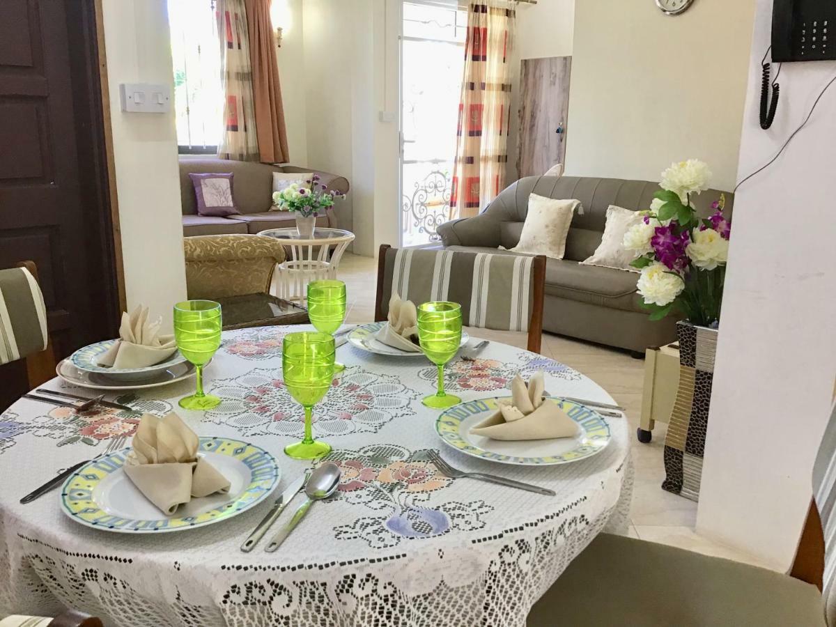 Cardamon Villa Is A 2 Bedroom With 1 Bathroom And Seperate Toilet Detached House With Ac And Swimming Pool , 5 Minutes Walk From Flic En Flac Public Beach 외부 사진