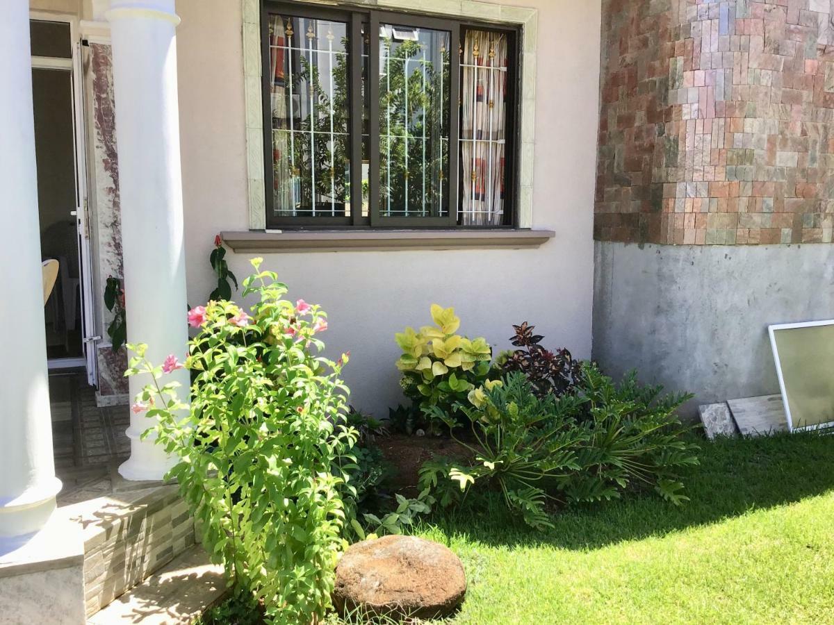 Cardamon Villa Is A 2 Bedroom With 1 Bathroom And Seperate Toilet Detached House With Ac And Swimming Pool , 5 Minutes Walk From Flic En Flac Public Beach 외부 사진
