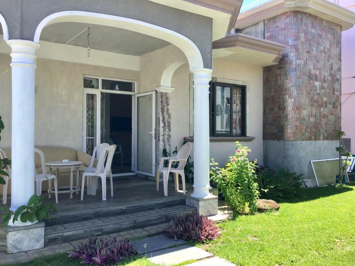 Cardamon Villa Is A 2 Bedroom With 1 Bathroom And Seperate Toilet Detached House With Ac And Swimming Pool , 5 Minutes Walk From Flic En Flac Public Beach 외부 사진