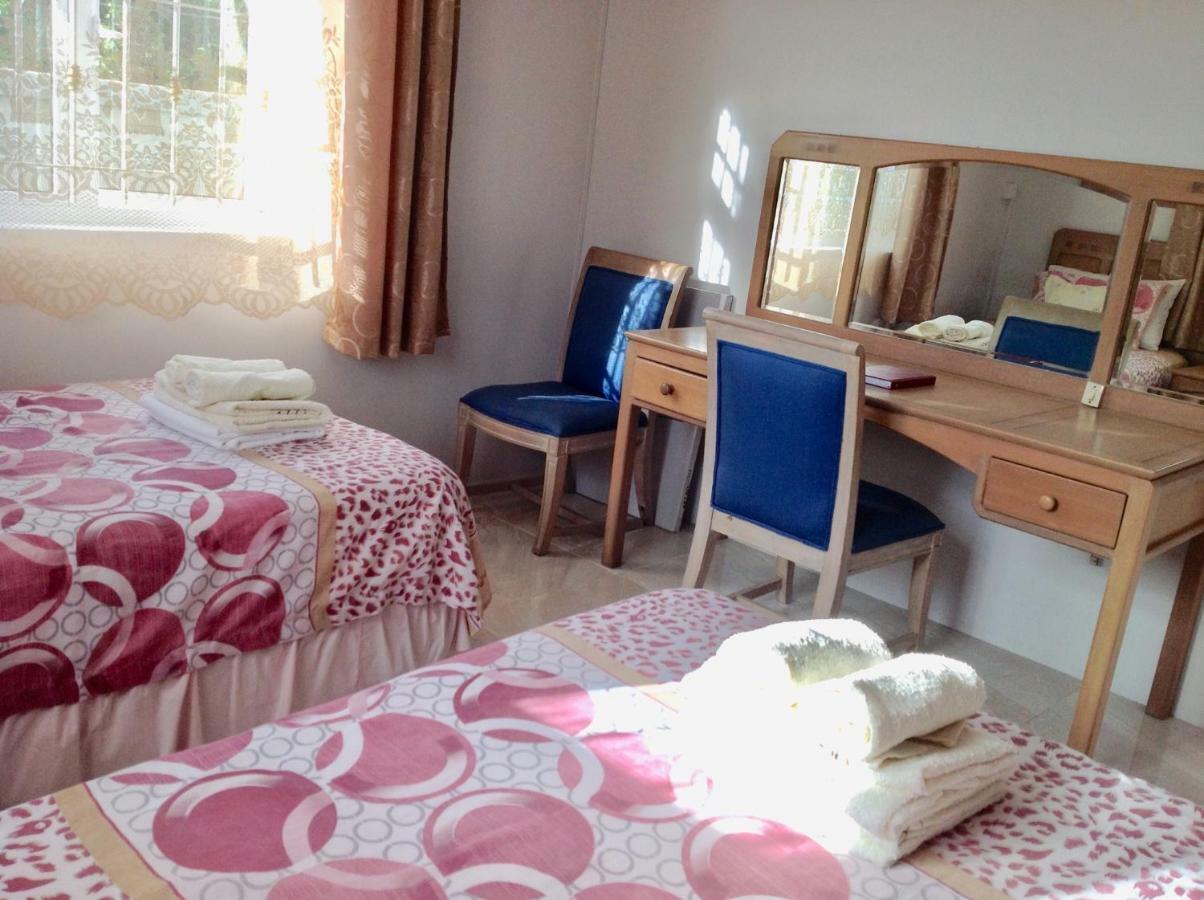 Cardamon Villa Is A 2 Bedroom With 1 Bathroom And Seperate Toilet Detached House With Ac And Swimming Pool , 5 Minutes Walk From Flic En Flac Public Beach 외부 사진