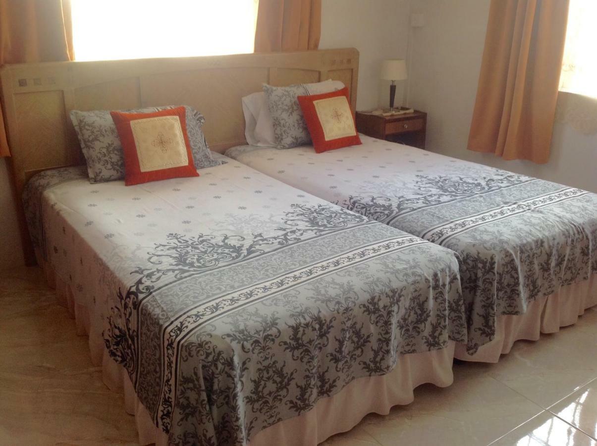 Cardamon Villa Is A 2 Bedroom With 1 Bathroom And Seperate Toilet Detached House With Ac And Swimming Pool , 5 Minutes Walk From Flic En Flac Public Beach 외부 사진